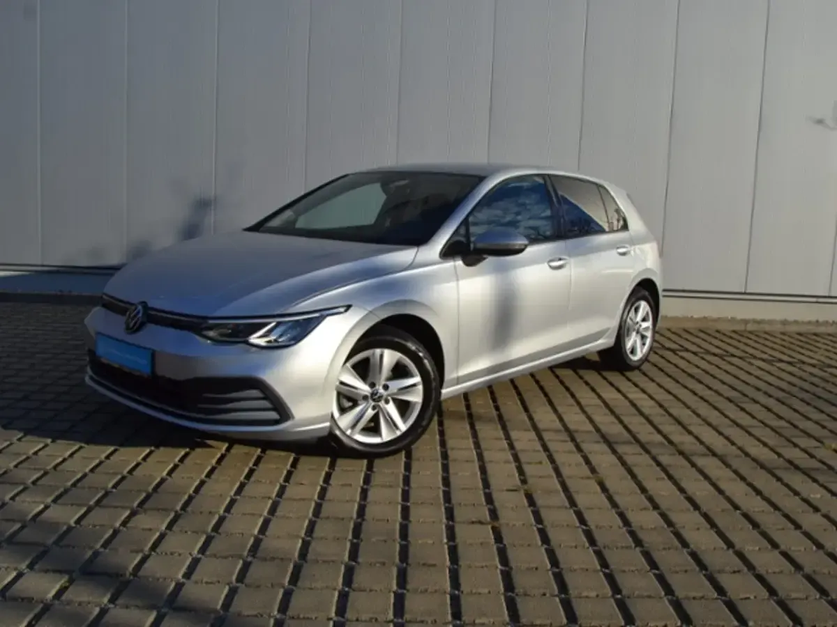 Gebraucht VW Golf VIII Life 131 PS (96 kW) 2022 Reflexsilber metallic (metallic) Limousine