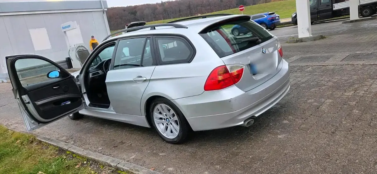 Gebraucht BMW 320 143 PS (105 kW) 2008 Schwarz Kombi