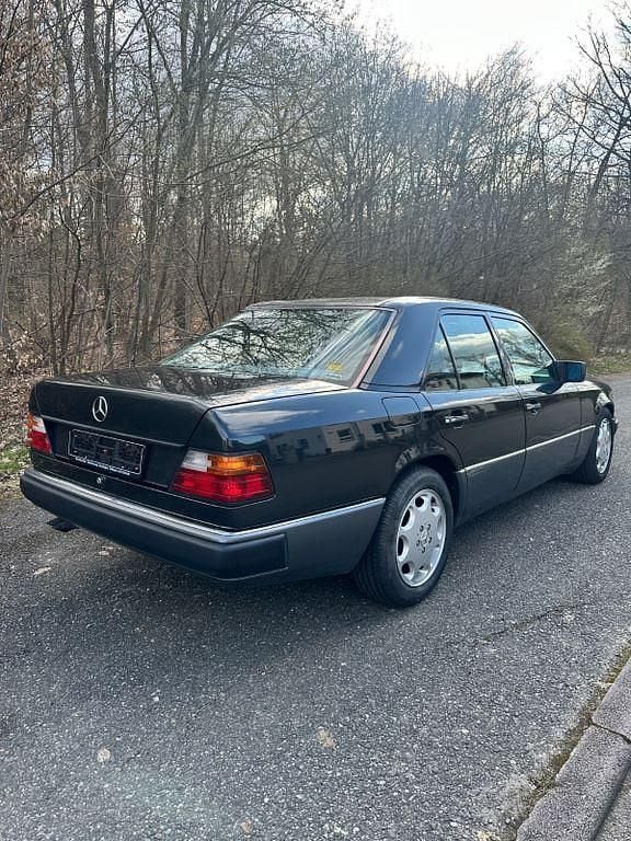 Gebraucht Mercedes E400 279 PS (205 kW) 1993 Schwarz Limousine