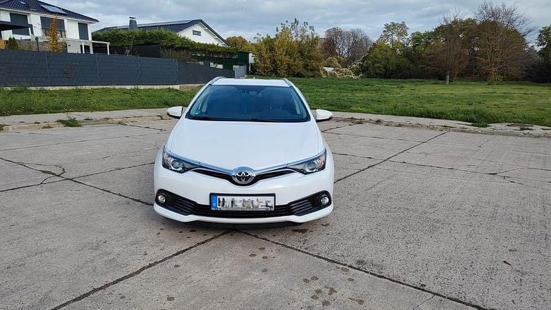 Weiß Gebraucht 2016 Toyota Auris Touring Sports Executive Kombi | 12.500 € (Fairer Preis) - Bild 1/4