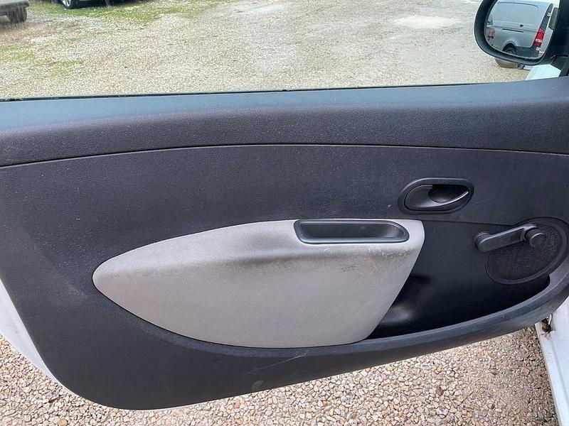 Gebraucht Renault Clio III Expression 68 PS (50 kW) 2009 Weiß Limousine