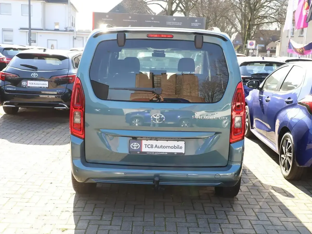 Gebraucht Toyota Proace Verso Basis 131 PS (96 kW) 2024 Grün Kombi