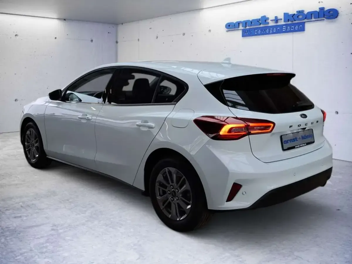 Gebraucht Ford Focus Titanium 125 PS (91 kW) 2023 Weiß Limousine
