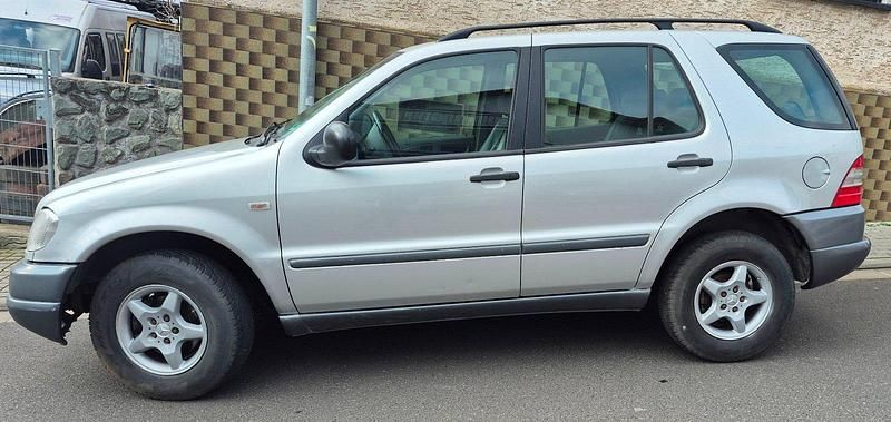 Gebraucht Mercedes ML320 218 PS (160 kW) 1999 Silber SUV