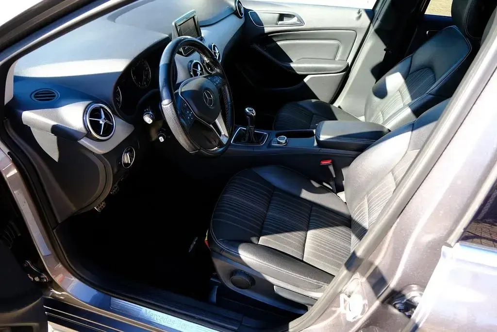 Gebraucht Mercedes B180 Ambition 109 PS (80 kW) 2013 Grau Kleinwagen