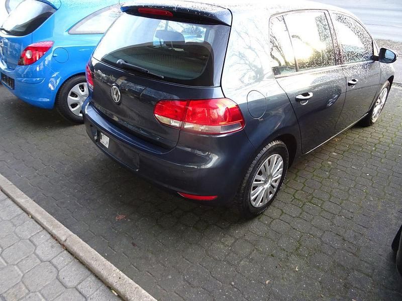 Blau Gebraucht 2009 VW Golf Trendline Limousine | 4.990 € (Teuer) - Bild 1/4