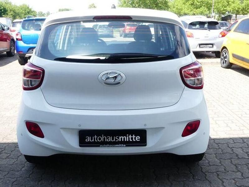 Gebraucht Hyundai i10 87 PS (63 kW) 2015 Weiß Kleinwagen