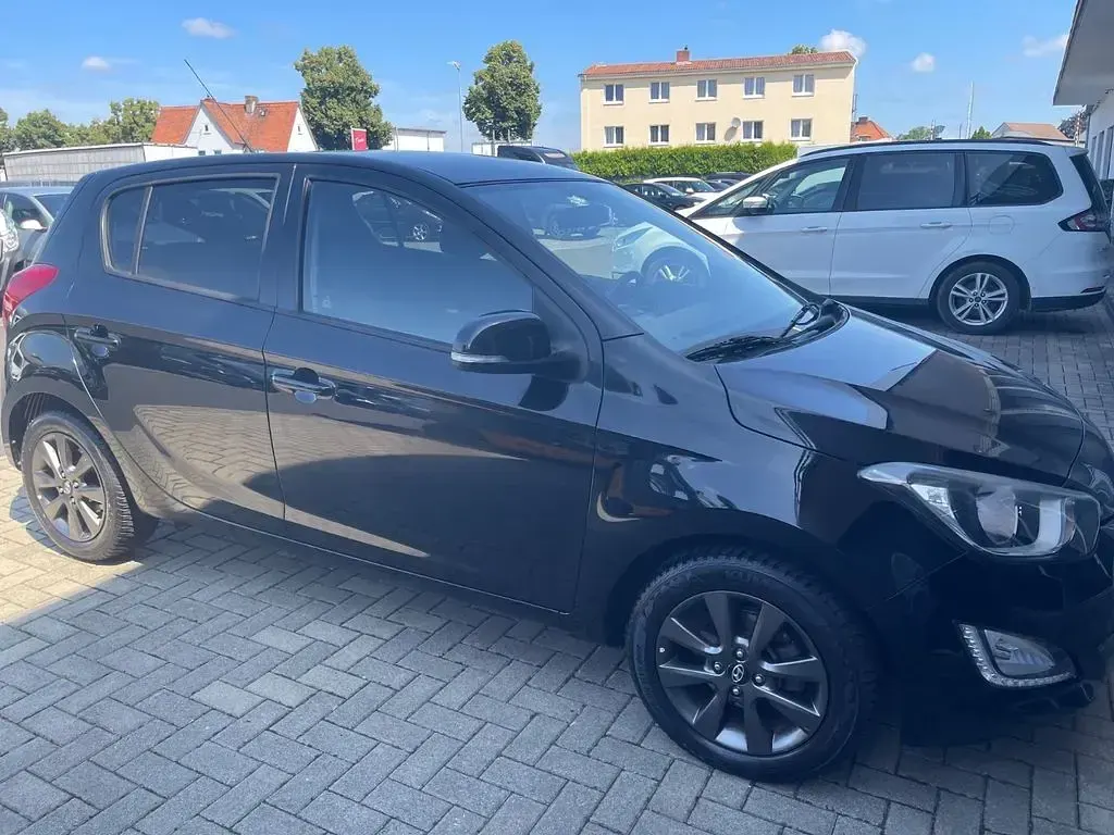 Gebraucht Hyundai i20 Edition 86 PS (63 kW) 2013 Schwarz Kleinwagen