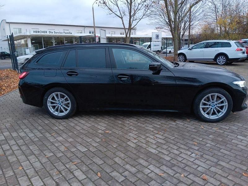 Gebraucht BMW 330e 184 PS (135 kW) 2023 Schwarz Kombi