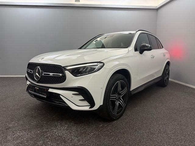 Weiß Gebraucht 2023 Mercedes GLC300e AMG line Coupé | 51.999 € - Bild 1/4