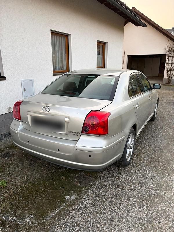 Gebraucht Toyota Avensis 163 PS (119 kW) 2004 Silber Limousine