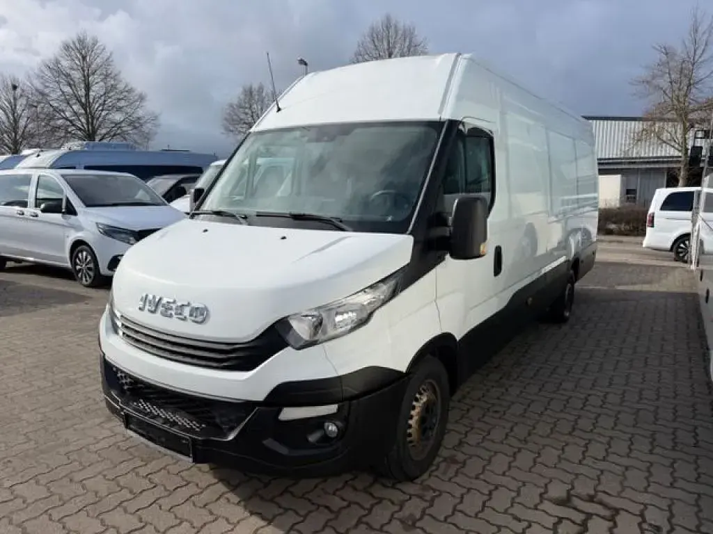 Second-hand Iveco Daily 179 CP (131 kW) 2017 Alb Van
