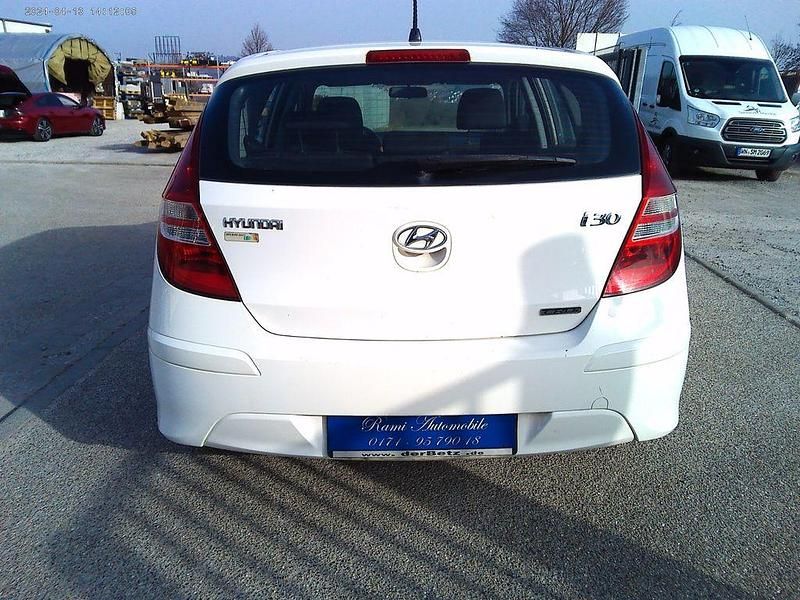 Gebraucht Hyundai i30 Classic 90 PS (66 kW) 2012 Weiß Limousine