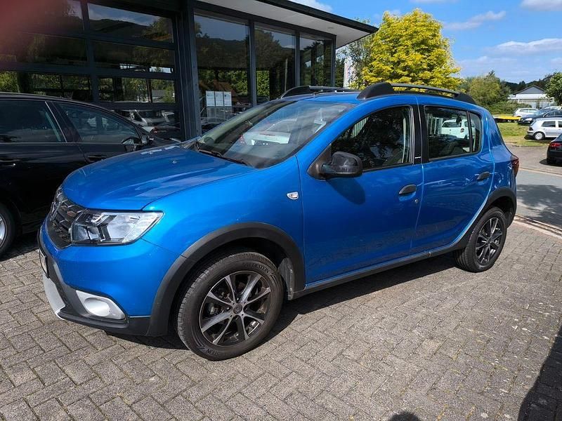 Blau Gebraucht 2018 Dacia Sandero Celebration Kleinwagen | 13.250 € (Teuer) - Bild 1/4