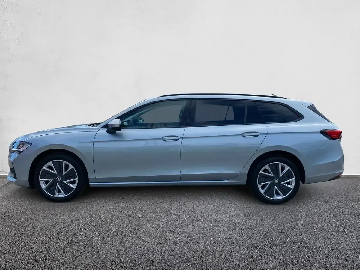 Gebraucht Skoda Superb Selection 150 PS (110 kW) 2024 Aluminiumsilber metallic Kombi