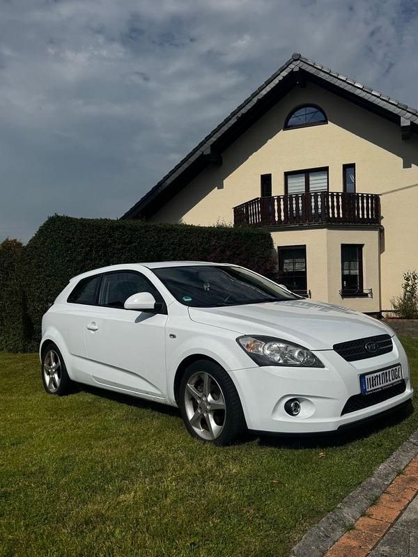 Weiß Gebraucht 2008 Kia ProCeed EX Kleinwagen | 2.050 € - Bild 1/4