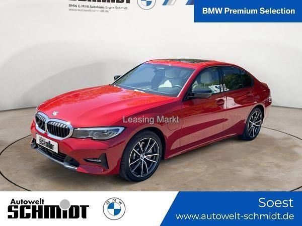 Rot (melbourne rot) Gebraucht 2020 BMW 330e Sport Line Limousine | 31.788 € (Fairer Preis) - Bild 1/4