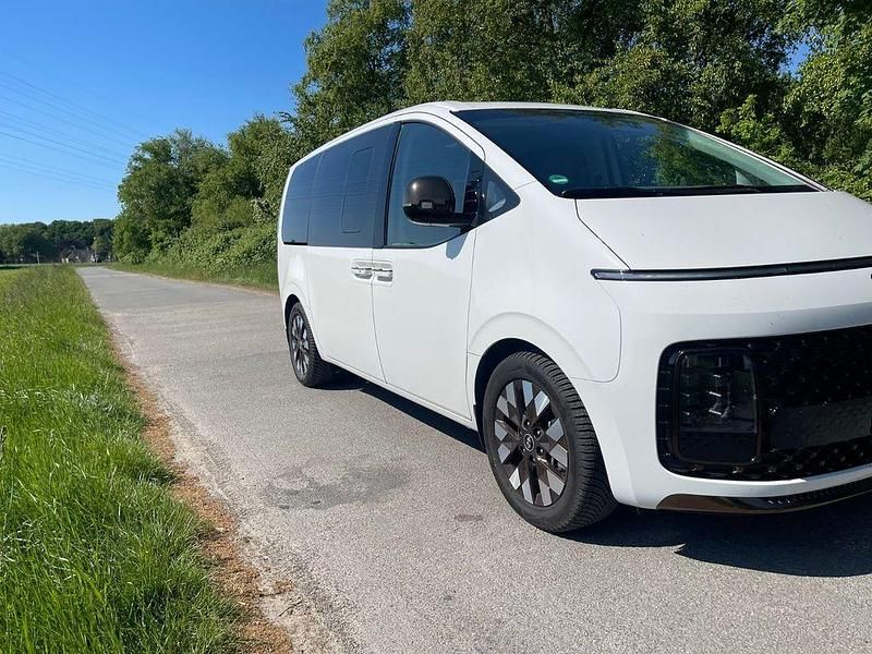 Weiß Gebraucht 2024 Hyundai Staria Signature Van | 50.499 € (Fairer Preis) - Bild 1/4