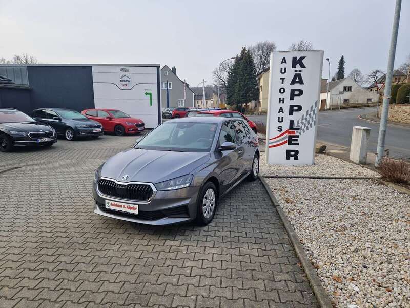 Graphitegrau metallic Gebraucht 2022 Skoda Fabia Ambition Kleinwagen | 16.450 € (Fairer Preis) - Bild 1/4