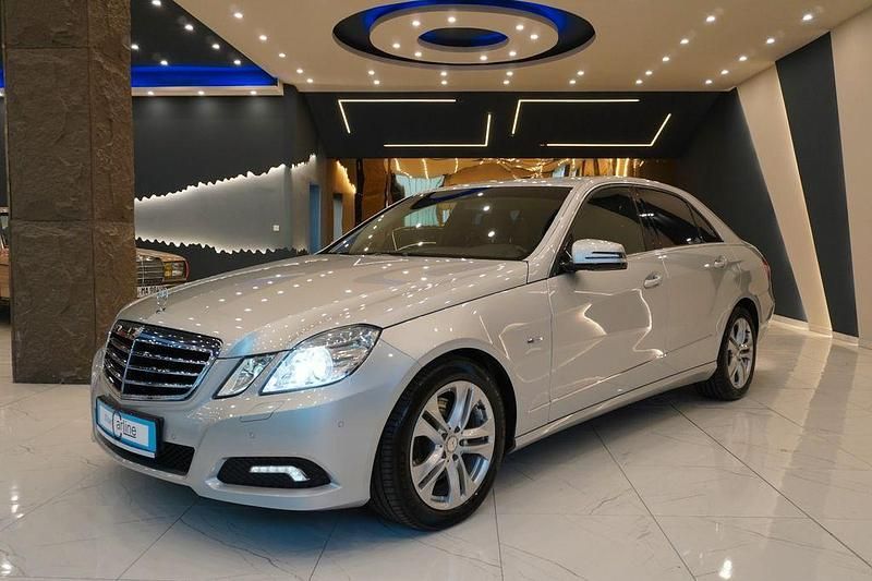 Silber Gebraucht 2009 Mercedes E250 Limousine | 10.600 € (Fairer Preis) - Bild 1/4