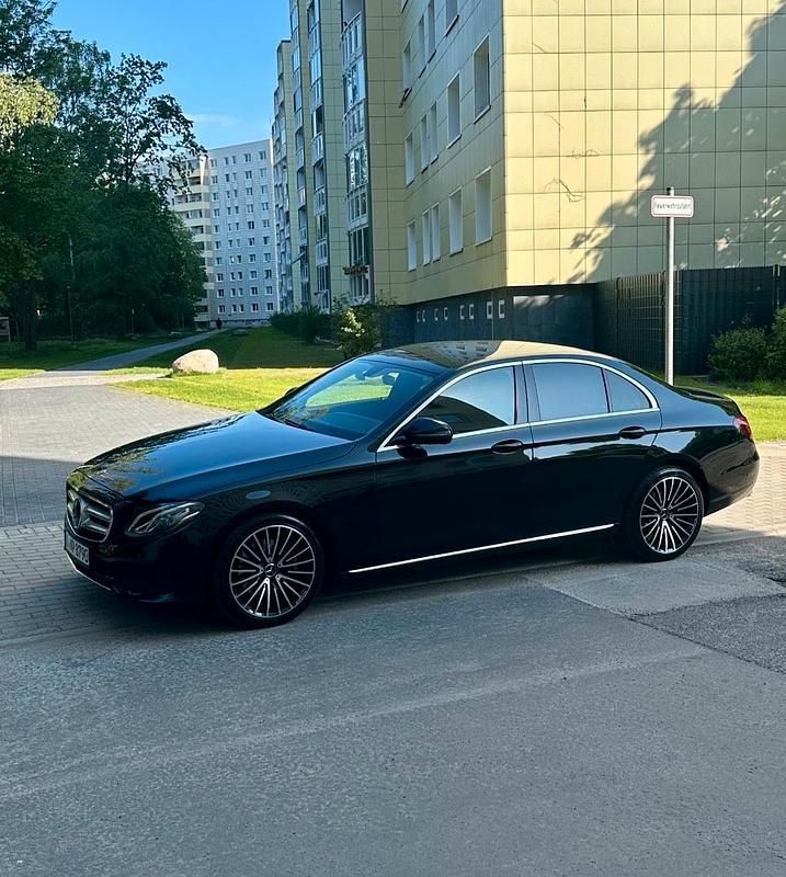 Schwarz Gebraucht 2018 Mercedes E200 Limousine | 24.990 € - Bild 1/4