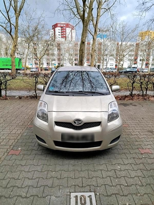 Gebraucht Daihatsu Charade 99 PS (72 kW) 2012 Gelb Kleinwagen
