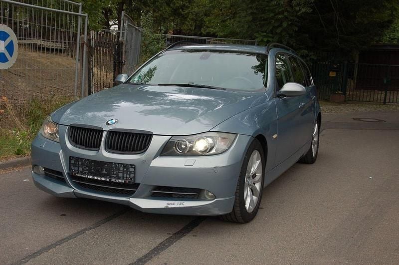 Blau Gebraucht 2006 BMW 330 Sport Line Limousine | 3.999 € (Guter Preis) - Bild 1/4