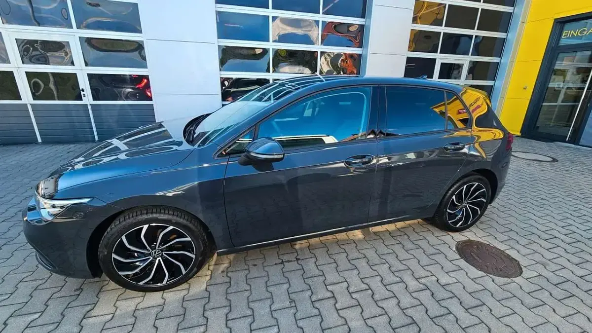 Gebraucht VW Golf VIII Life 131 PS (96 kW) 2022 Grau Limousine