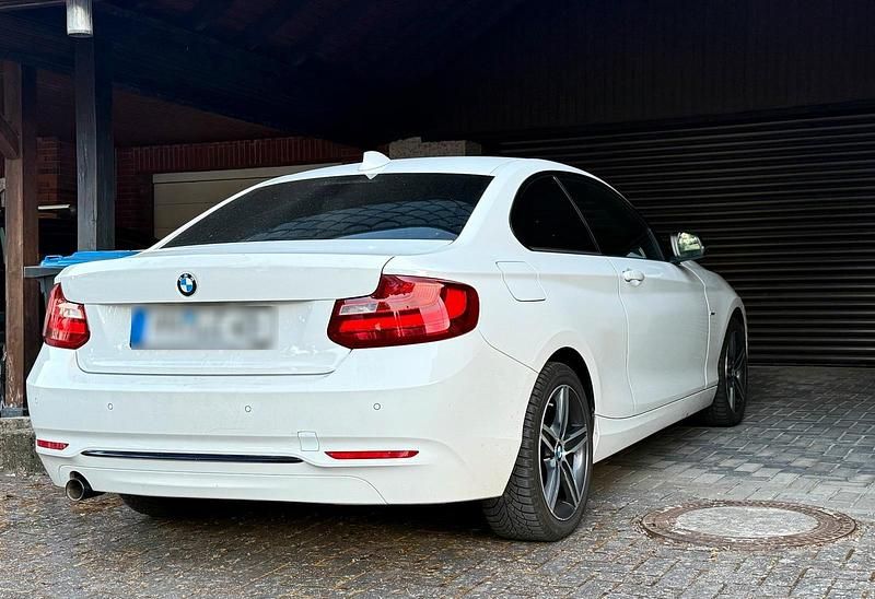 Weiß Gebraucht 2017 BMW 218 Sport Line Coupé | 14.500 € (Guter Preis) - Bild 1/4