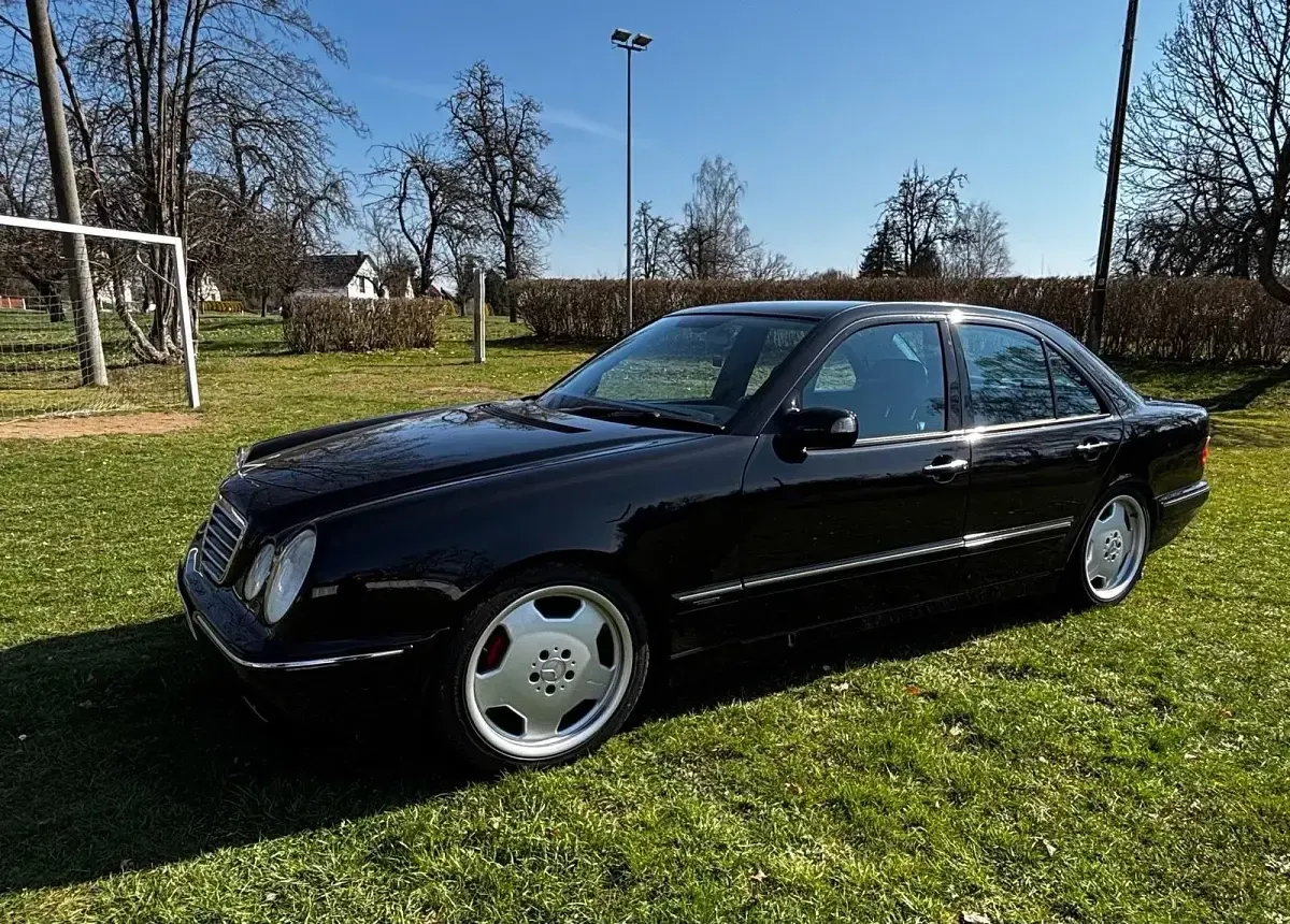 Second-hand Mercedes E320 224 CP (164 kW) 2001 Negru Berlinǎ