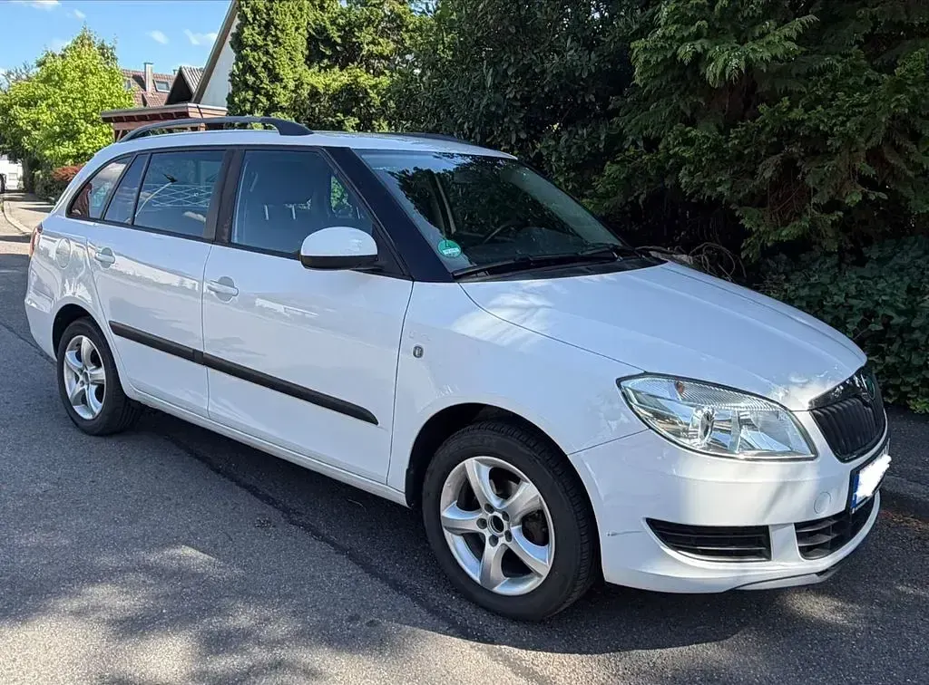 Gebraucht Skoda Fabia Family 90 PS (66 kW) 2012 Weiß Limousine