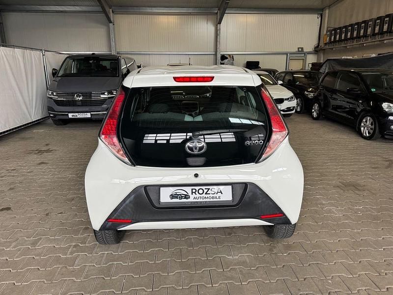Gebraucht Toyota Aygo 69 PS (50 kW) 2014 Weiß Kleinwagen