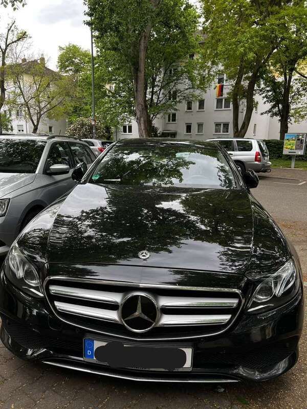 Schwarz Gebraucht 2018 Mercedes E350 Avantgarde Limousine | 25.000 € (Superpreis) - Bild 1/4