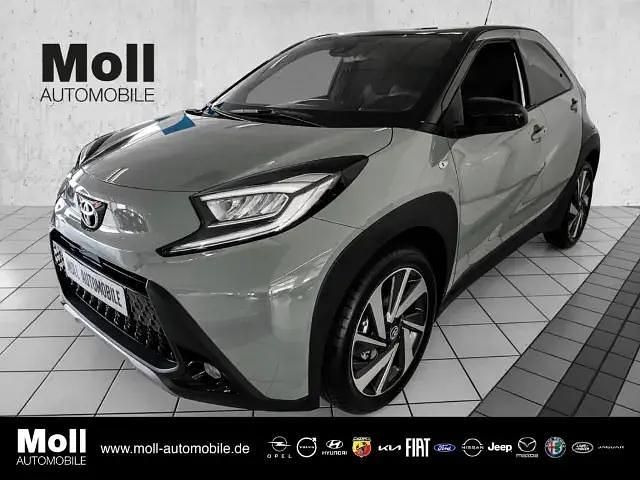 Gruen Gebraucht 2024 Toyota Aygo X-plore Kleinwagen | 22.480 € (Etwas zu teuer) - Bild 1/4