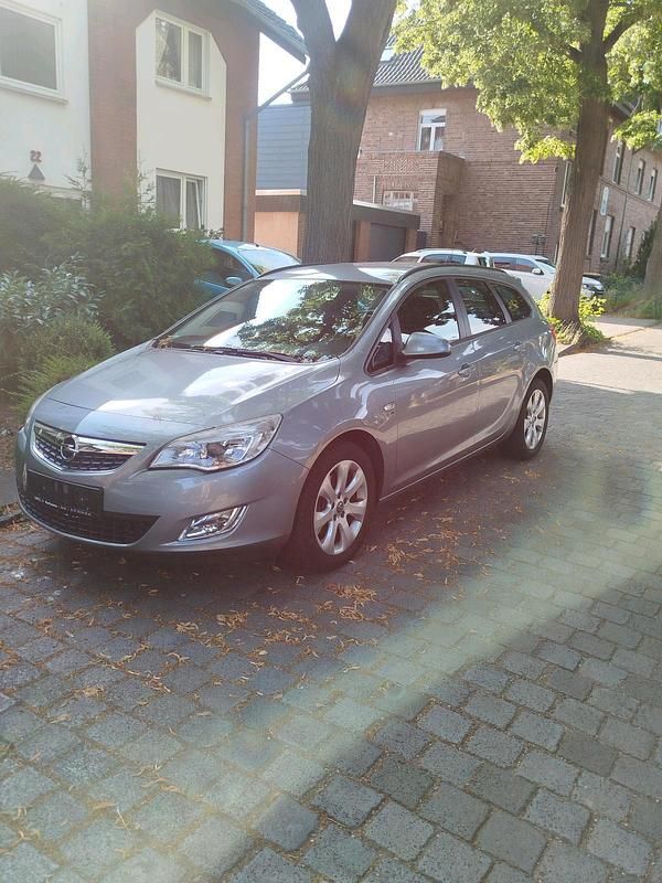 Silber Gebraucht 2012 Opel Astra Edition Kombi | 3.500 € (Fairer Preis) - Bild 1/4