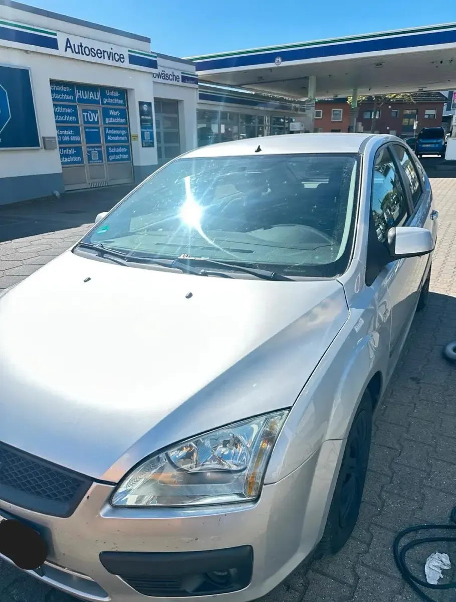 Używany Ford Focus 101 KM (74 kW) 2006 Srebrny Sedan/Limuzyna