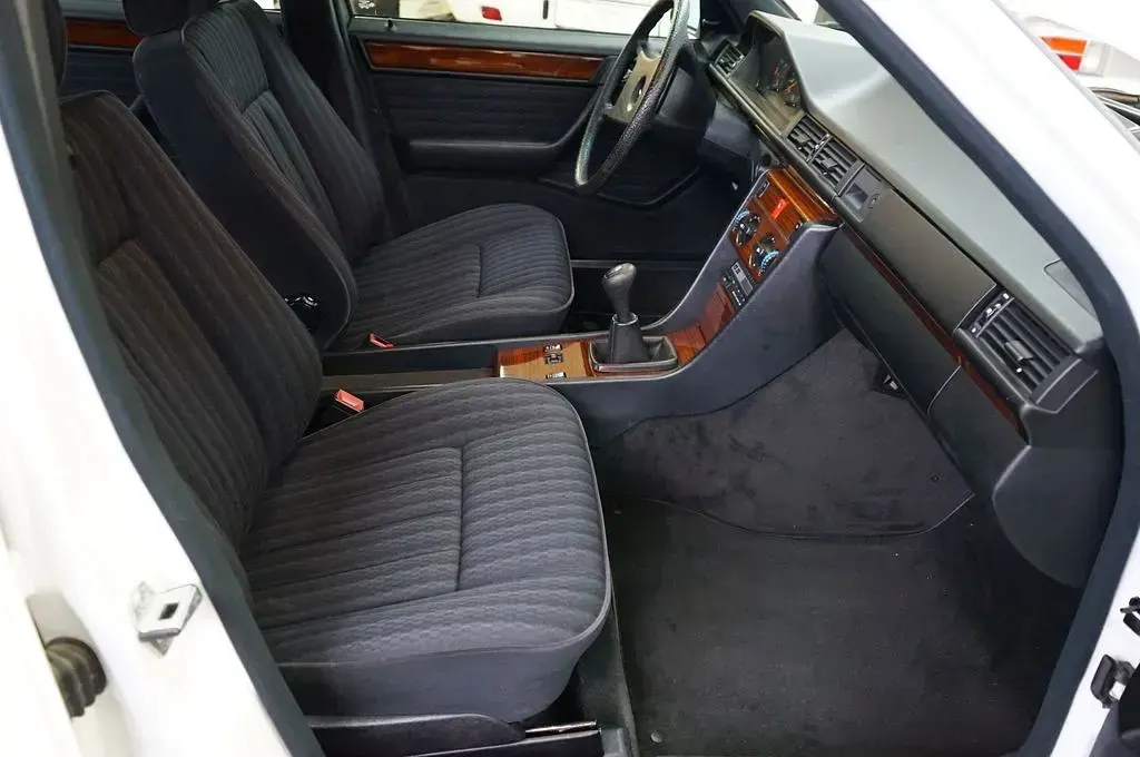 Gebraucht Mercedes 200 118 PS (86 kW) 1990 Weiß Limousine