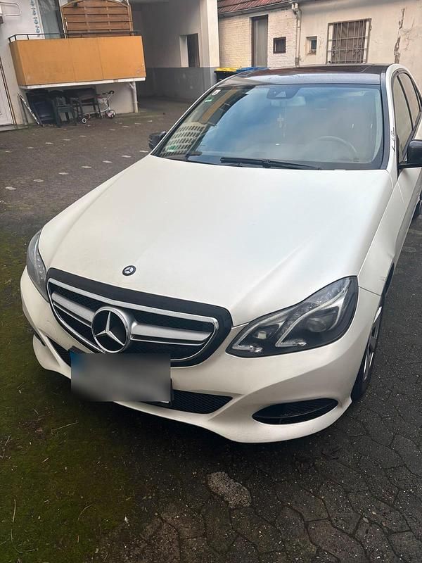 Weiß Gebraucht 2013 Mercedes E200 Limousine | 9.000 € - Bild 1/2