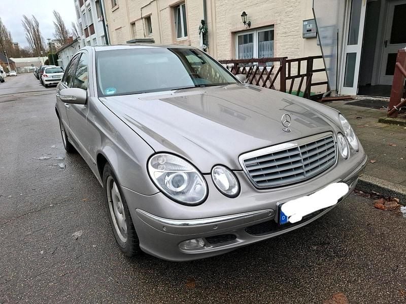 Gebraucht Mercedes E220 150 PS (110 kW) 2002 Gold Limousine