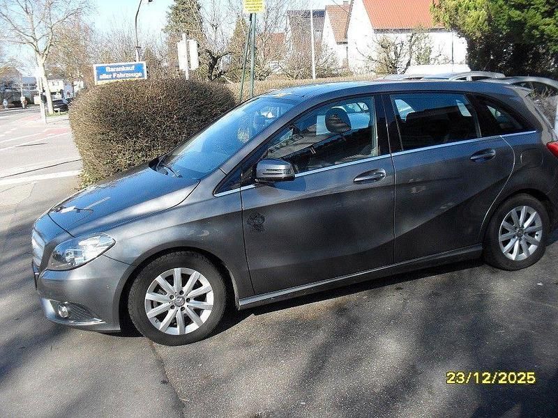 Gebraucht Mercedes B180 122 PS (89 kW) 2013 Grau Van / Kleinbus