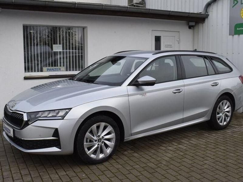 Silber Gebraucht 2025 Skoda Octavia Selection Limousine | 24.990 € (Superpreis) - Bild 1/4