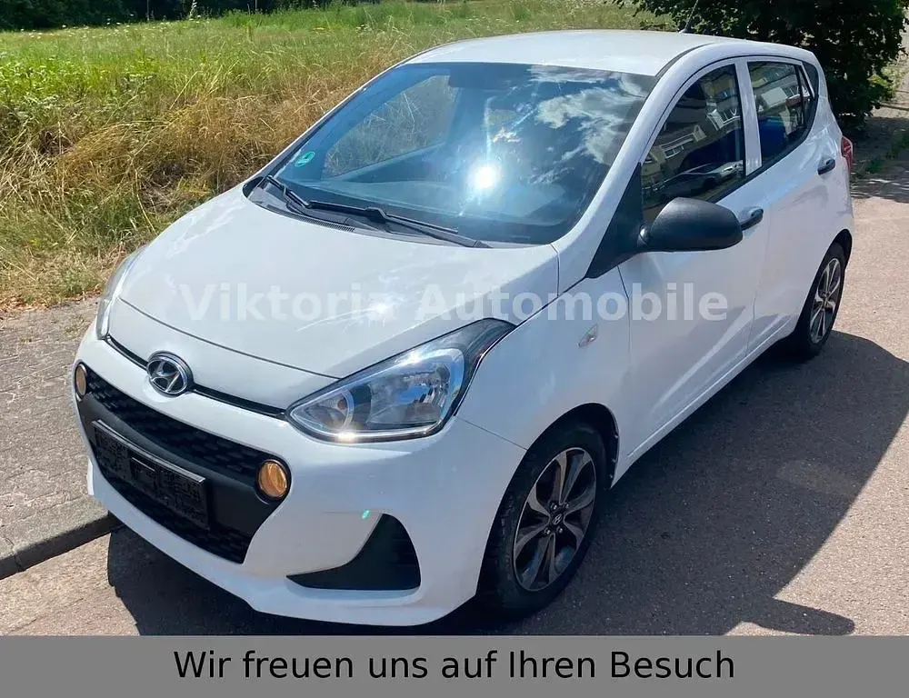 Gebraucht Hyundai i10 Basis 67 PS (49 kW) 2017 Weiß Kleinwagen