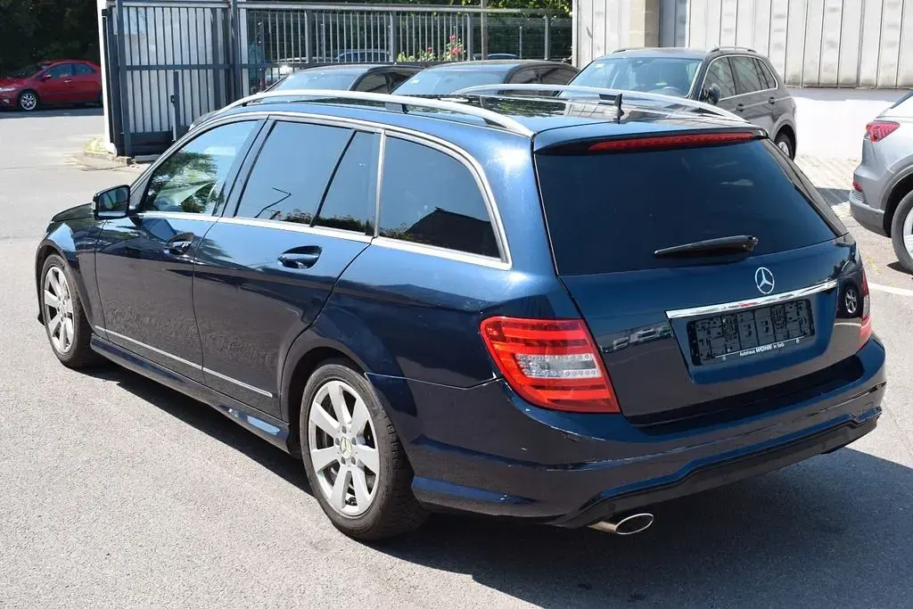 Gebraucht Mercedes C250 204 PS (150 kW) 2012 Blau Limousine