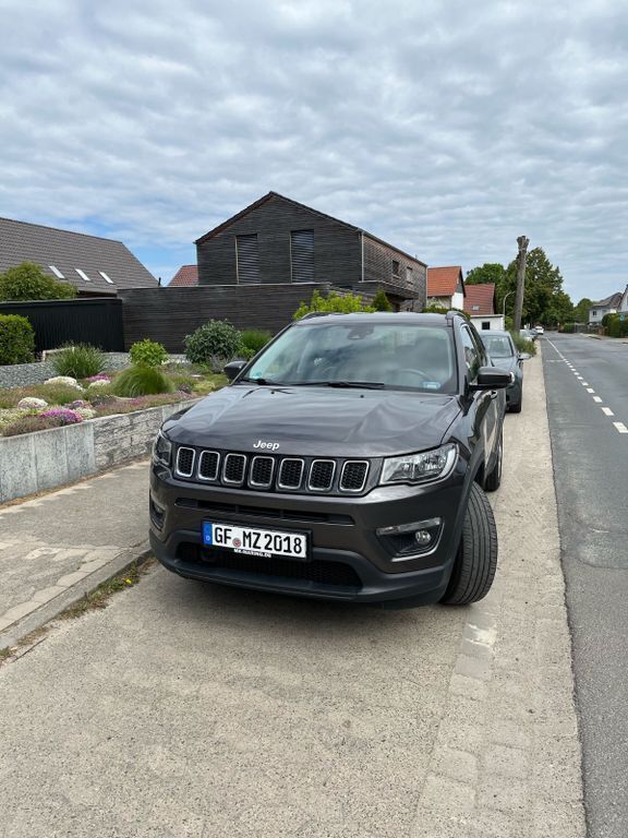 Grau Gebraucht 2018 Jeep Compass SUV | 16.700 € (Fairer Preis) - Bild 1/4