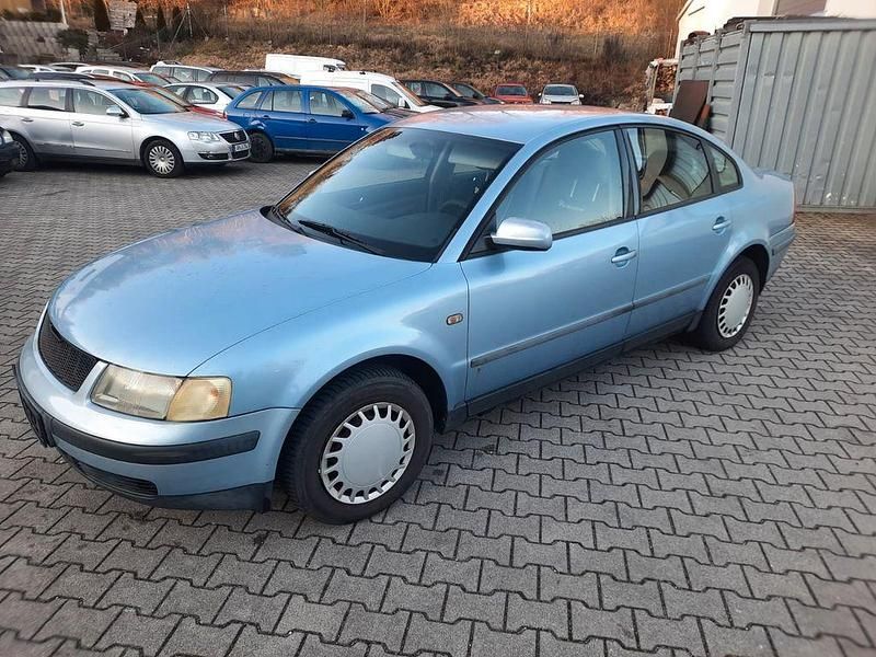 Blau Gebraucht 2000 VW Passat Comfortline Limousine | 1.690 € (Fairer Preis) - Bild 1/4