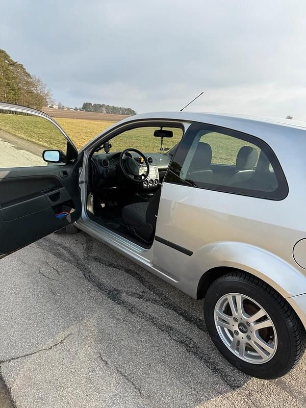 Gebraucht Ford Fiesta 55 PS (40 kW) 2004 Grau Kleinwagen