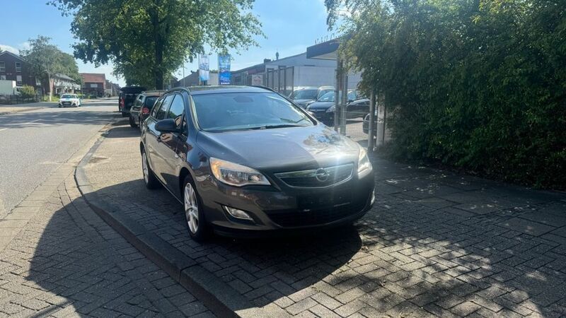 Gebraucht Opel Astra Edition 125 PS (91 kW) 2011 Grau Kombi