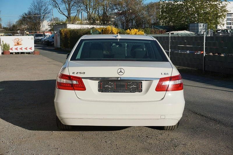 Gebraucht Mercedes E200 136 PS (100 kW) 2011 Weiß Limousine