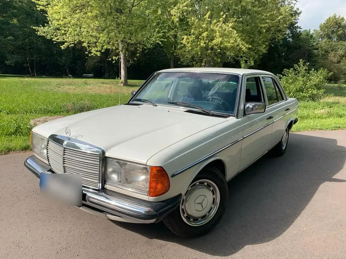 Gebraucht Mercedes 300 88 PS (64 kW) 1984 Weiß Limousine