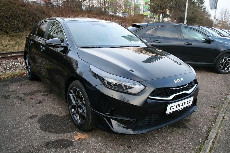 Neu Kia Ceed Style 140 PS (102 kW) 2025 Schwarz Kleinwagen